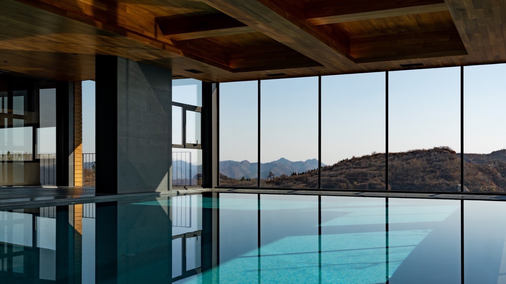 亿伽设计-汤泉设计-崖壁泳池度假酒店：原始洞穴体验的空间转译