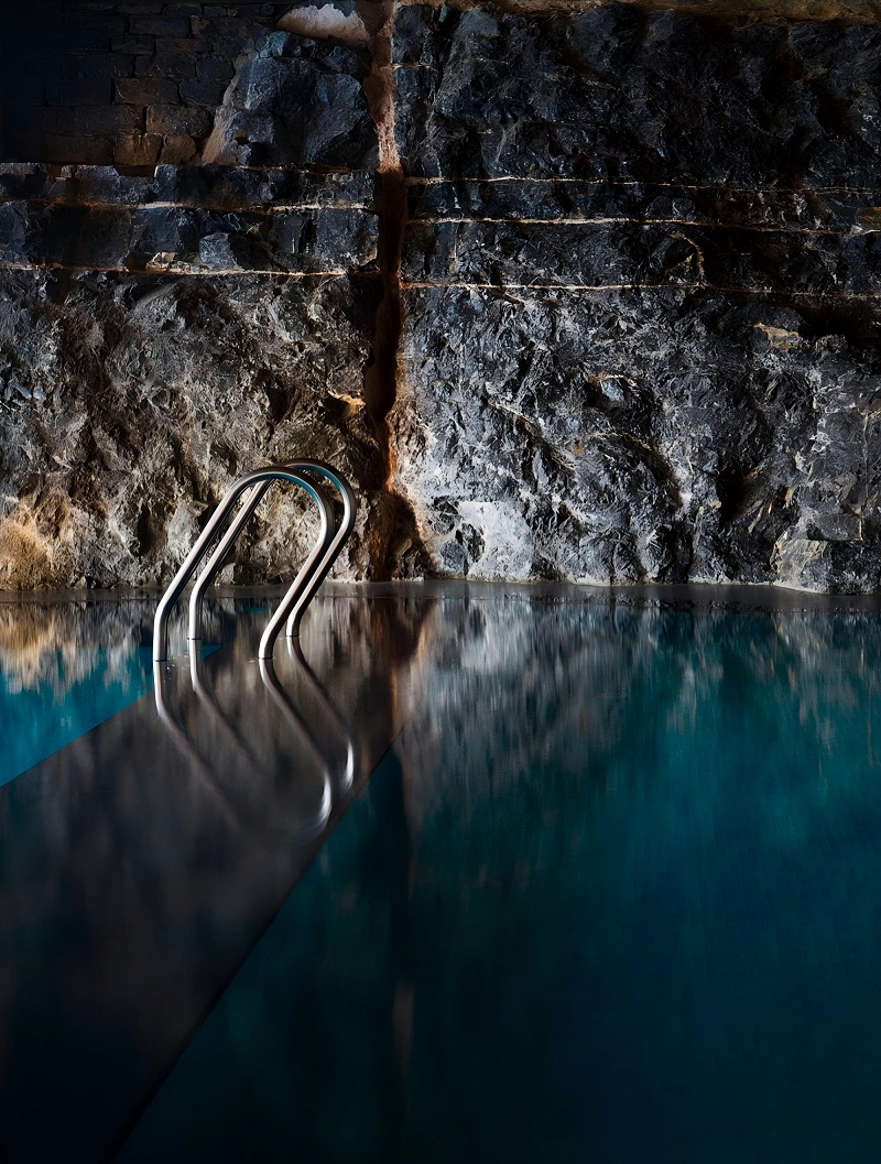 亿伽设计-汤泉设计-崖壁泳池度假酒店：原始洞穴体验的空间转译