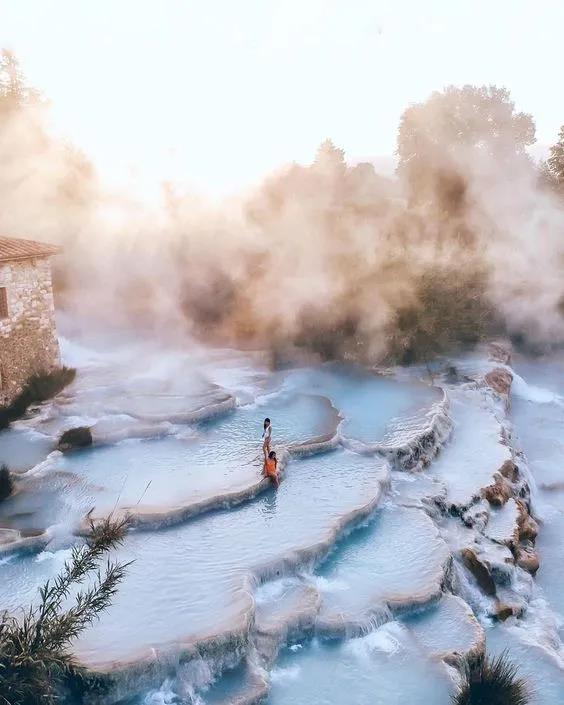 据亿伽温泉了解，萨图尼亚温泉是意大利保存最完好的秘密之一，在意大利绝对是必须做的事情。一系列丝绸蓝色的水在不同的高度上被附近的火山加热。一小股强劲的水流使水一直向下流，并确保水温恒定在37度。 关于托斯卡纳萨图尼亚 Saturnia是意大利托斯卡纳的温泉小镇。一个普遍被误解的事实是，温泉是附近一家温泉度假村的一部分。托斯卡纳的萨图尼亚温泉每年365天，每周7天，每天24小时都完全免费。 温泉为什么闻起来？ 由于其自然加热过程，所以硫磺味是托斯卡纳温泉的一个小缺点。有些日子比其他日子差，但由于据说水在愈合，因此在这里洗完澡后会感到很新。 萨图尼亚温泉浴场，是冒泡的水从地壳中渗出，从Amiata山到Albenga和Fiora的山丘，再到Roselle和Talamone。这些水含有丰富的矿物质，尤其是硫，使它闻起来有点“松散”的气味。从科学的角度来看，这些矿床的组成是“一种含硫，碳酸，碳酸氢盐，碱性的矿泉水，并且在其特性中还包括两种溶解气体，例如硫化氢和二氧化碳”的存在。热水的温度为37.5°C，具有治疗和放松作用。 萨图尼亚的温暖含硫水域首先是伊特鲁里亚人，后来是罗马人。实际上，他们认为它们是神灵赐予的礼物，并充分利用了水域及其治愈能力。尽管随着岁月的流逝，当地的迷信发生了变化，他们对水的使用越来越少。中世纪的传说是，它的泉水恰好诞生于木星的雷电在与土星的战斗中倒下的那一刻，而雷电留下的伤疤是通往地狱的门户，这就是为什么散发出蒸汽和臭味的水的原因。 但是，水域的诱惑很快吸引了当地人，他们甚至建造了维护良好的度假胜地。除了萨图尼亚的豪华独家保健和水疗中心外，还有两个免费的户外瀑布，Cascate del Mulino和Cascate del Gorello。  Cascate del Mulino可能是托斯卡纳最著名的天然温泉。瀑布由数个天然热水池组成，还有一个令人放松的瀑布。它们向公众开放，并且全年免费。马雷玛（Maremma）提供的宝藏中，无疑是萨图尼亚及其温泉，这片野生自然与历史融为一体的地区，使托斯卡纳成为您在意大利度假的理想目的地！