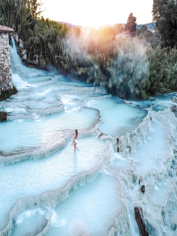 据亿伽温泉了解，萨图尼亚温泉是意大利保存最完好的秘密之一，在意大利绝对是必须做的事情。一系列丝绸蓝色的水在不同的高度上被附近的火山加热。一小股强劲的水流使水一直向下流，并确保水温恒定在37度。 关于托斯卡纳萨图尼亚 Saturnia是意大利托斯卡纳的温泉小镇。一个普遍被误解的事实是，温泉是附近一家温泉度假村的一部分。托斯卡纳的萨图尼亚温泉每年365天，每周7天，每天24小时都完全免费。 温泉为什么闻起来？ 由于其自然加热过程，所以硫磺味是托斯卡纳温泉的一个小缺点。有些日子比其他日子差，但由于据说水在愈合，因此在这里洗完澡后会感到很新。 萨图尼亚温泉浴场，是冒泡的水从地壳中渗出，从Amiata山到Albenga和Fiora的山丘，再到Roselle和Talamone。这些水含有丰富的矿物质，尤其是硫，使它闻起来有点“松散”的气味。从科学的角度来看，这些矿床的组成是“一种含硫，碳酸，碳酸氢盐，碱性的矿泉水，并且在其特性中还包括两种溶解气体，例如硫化氢和二氧化碳”的存在。热水的温度为37.5°C，具有治疗和放松作用。 萨图尼亚的温暖含硫水域首先是伊特鲁里亚人，后来是罗马人。实际上，他们认为它们是神灵赐予的礼物，并充分利用了水域及其治愈能力。尽管随着岁月的流逝，当地的迷信发生了变化，他们对水的使用越来越少。中世纪的传说是，它的泉水恰好诞生于木星的雷电在与土星的战斗中倒下的那一刻，而雷电留下的伤疤是通往地狱的门户，这就是为什么散发出蒸汽和臭味的水的原因。 但是，水域的诱惑很快吸引了当地人，他们甚至建造了维护良好的度假胜地。除了萨图尼亚的豪华独家保健和水疗中心外，还有两个免费的户外瀑布，Cascate del Mulino和Cascate del Gorello。  Cascate del Mulino可能是托斯卡纳最著名的天然温泉。瀑布由数个天然热水池组成，还有一个令人放松的瀑布。它们向公众开放，并且全年免费。马雷玛（Maremma）提供的宝藏中，无疑是萨图尼亚及其温泉，这片野生自然与历史融为一体的地区，使托斯卡纳成为您在意大利度假的理想目的地！